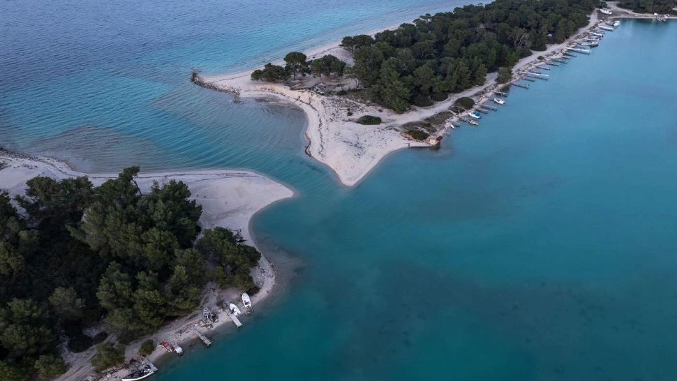 Destinația verii 2025: plaja europeană care rivalizează cu Maldivele și cucerește turiștii cu apusuri spectaculoase