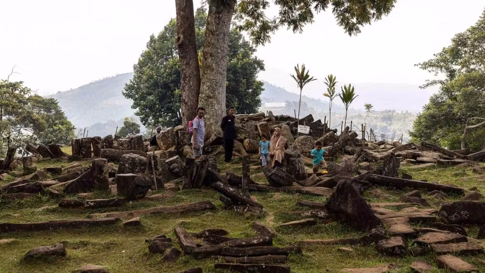 Revoluție arheologică în Indonezia: o piramidă veche de 27.000 de ani schimbă istoria umanității