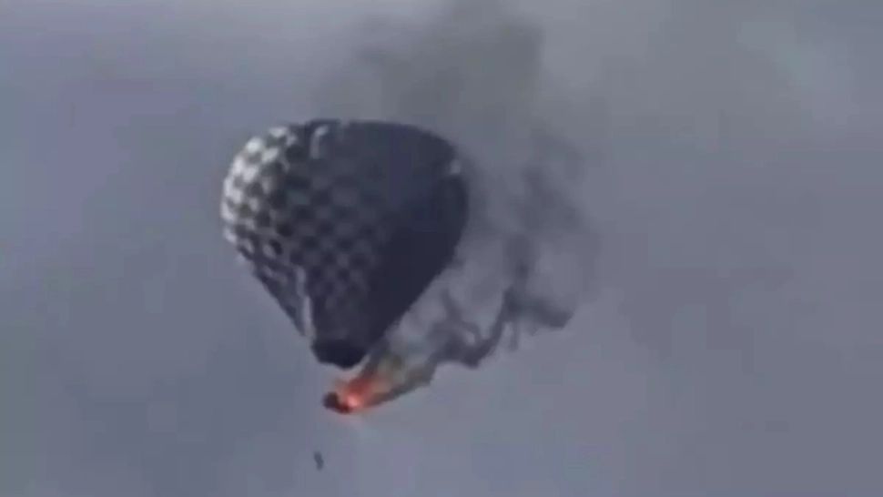 Tragedie: un bărbat a murit după ce a căzut dintr-un balon cu aer cald cuprins de flăcări
