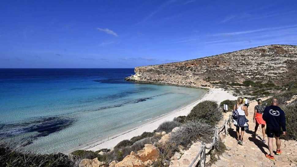 Bijuteria mediteraneană a Italiei: locul de vis cu ape turcoaz și nisip imaculat. Unde este situată Plaja Iepurilor