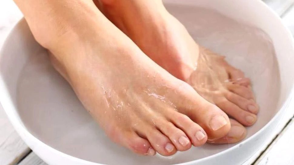 Cum scapi de bătături și călcâie crăpate. Produsul ieftin pe care românii îl au în baie. Face minuni cu picioarele tale 