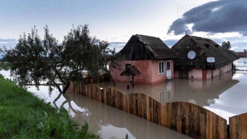 Alertă de inundații în Covasna, 150 de oameni evacuați de urgență din calea apelor - FOTO