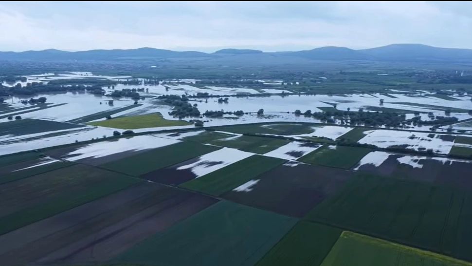 Dezastru în localitatea Băcel. Filmările aeriene arată amploarea inundațiilor, oamenii nu-și amintesc să mai fi văzut o asemenea urgie - VIDEO