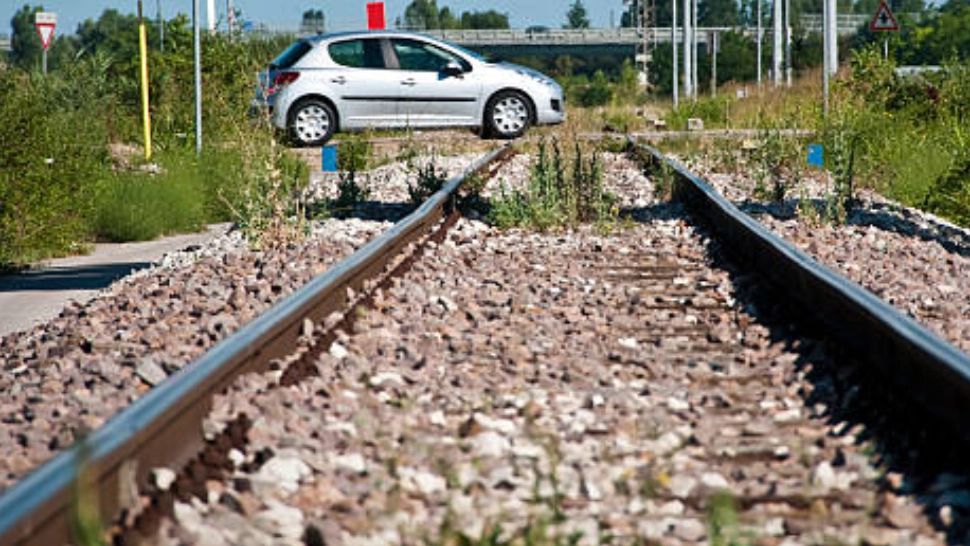 O șoferiță cu alcoolemie de 1,64 mg/l și-a parcat mașina direct pe linia de cale ferată din Eforie Nord. Doar intervenția polițiștilor a salvat-o de la dezastru