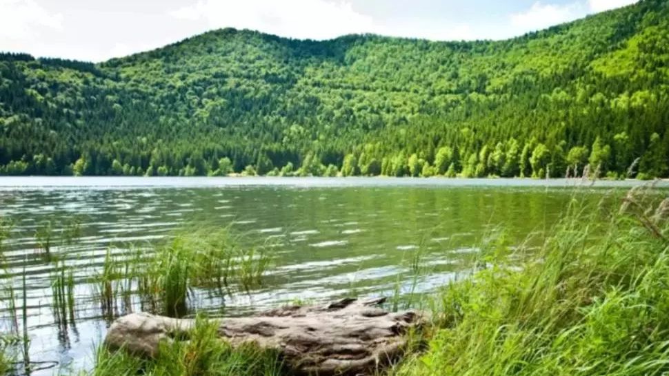 Lacul cu cea mai pură apă din România. Legendele spun că dacă te speli cu ea vei fi protejat tot anul
