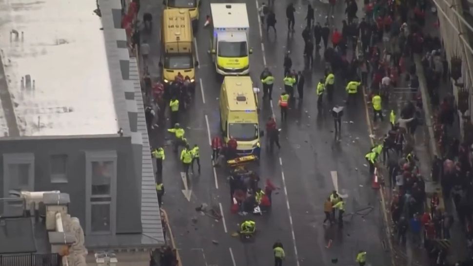 Incident în Anglia. Un individ a intrat cu mașina în microbiștii care sărbătoreau câștigarea titlui de către Liverpool VIDEO