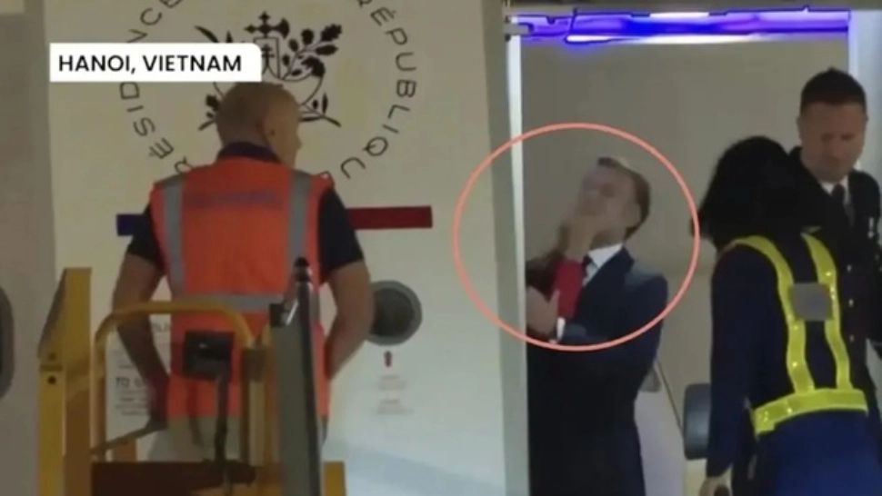 Emmanuel Macron, pălmuit de soție la coborârea din avion?! Controverse uriașe, dezmințite de președinția franceză -VIDEO