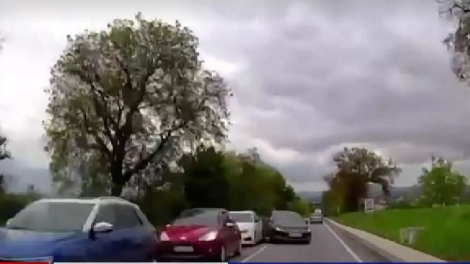 Inconștiență la volan: șofer căutat de poliție după o depășire extrem de periculoasă