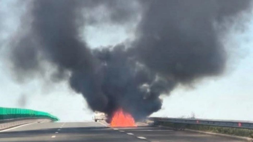 O mașină a luat foc pe Autostrada Soarelui, pe sensul spre Litoral. Traficul este blocat VIDEO