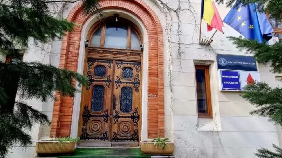 O mamă se află de trei zile în greva foamei în fața Ministerului Educației. Protestul vizează disfuncționalități grave în organizarea Bacalaureatului 2025  