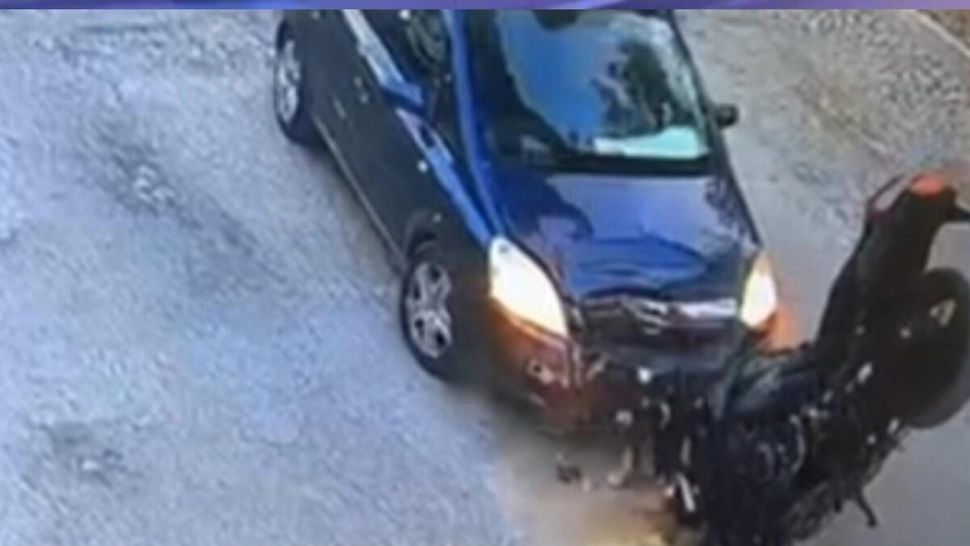 Urmăriri ca-n filme, pe șoselele din Gorj. Cursa nebunească a unui motociclist s-a încheiat brusc pe capota unei mașini VIDEO