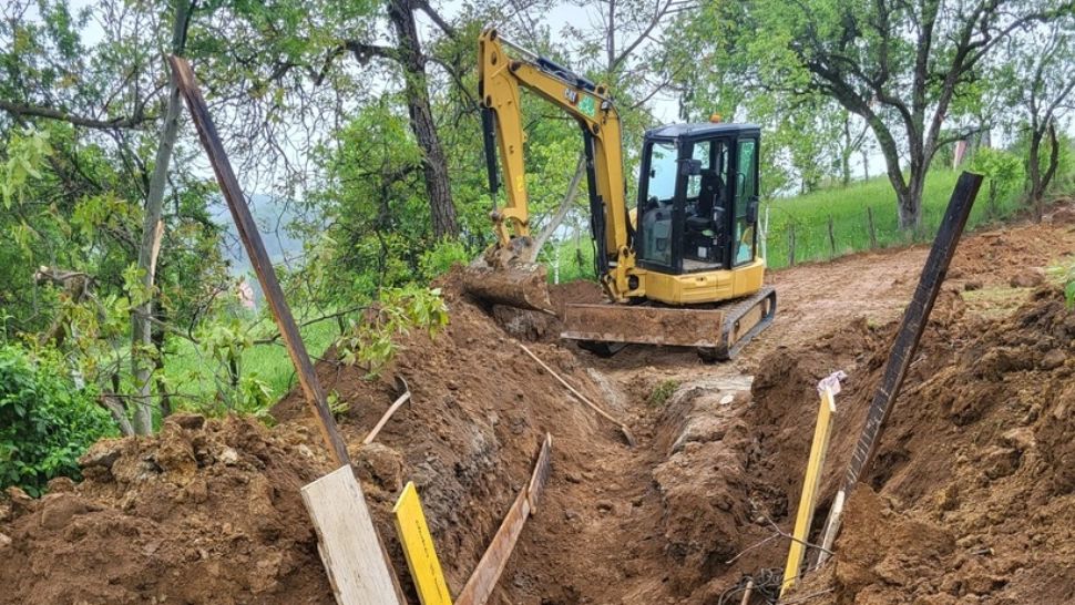 Accident grav în Satu Mare! Doi bărbaţi, la spital după ce au fost prinşi sub un mal de pământ în timp ce făceau lucrări la un șanț