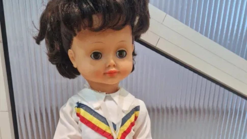Prețul piperat cu care a ajuns să se vândă păpușa Nadia Comăneci. Cine o mai găsește prin casă poate primi o sumă frumișică pe ea