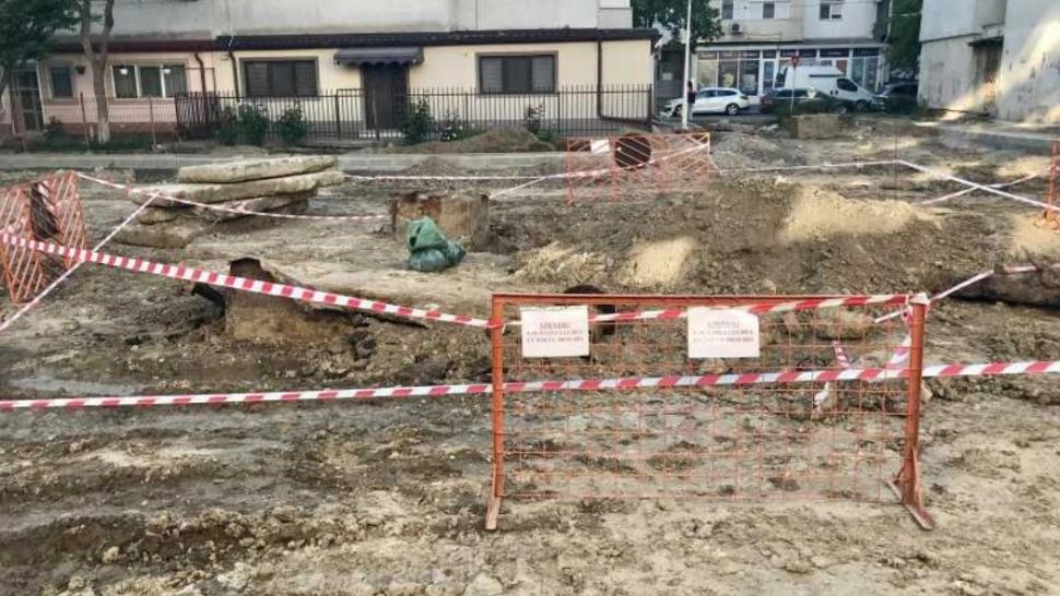 Surpriza unor muncitori în timpul unor lucrări de construcție: Două rezervoare cu păcură erau îngropate sub șantier