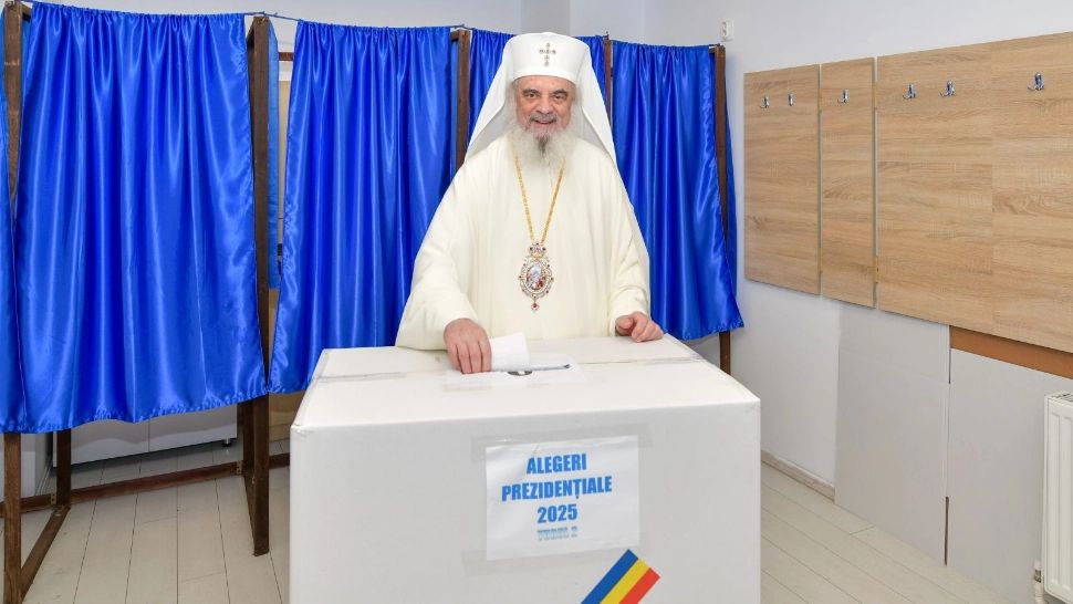 Alegeri 2025.  Patriarhul Bisericii Ortodoxe Române a votat duminică în Turul II al alegerilor prezidențiale