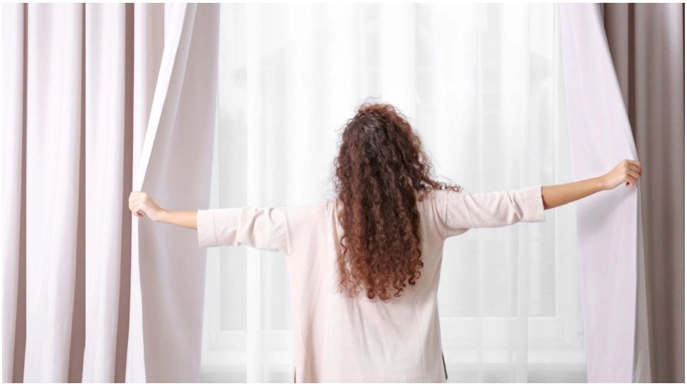 Trucul care te ajută să speli perdeaua fără să o dai jos de la geam. Rezultatul te va lăsa cu gura căscată 