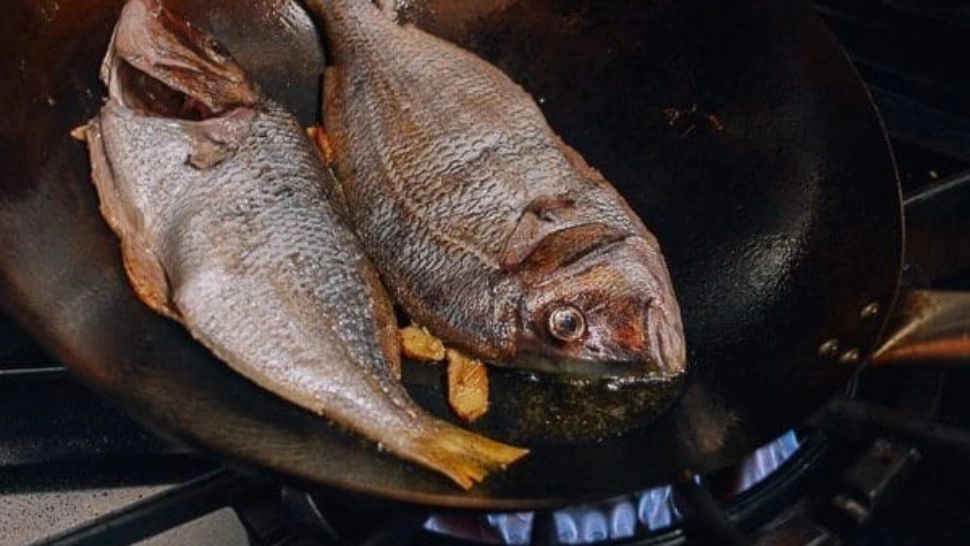 Ingredientul secret pentru a prăji peștele în tigaie fără să se lipească. Orice gospodină îl are în bucătărie