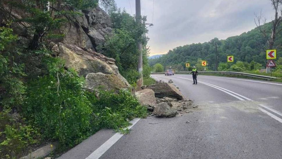 Trafic rutier afectat în Vâlcea, pe DN 7 – zona Călineşti, după ce au căzut pietre pe carosabil
