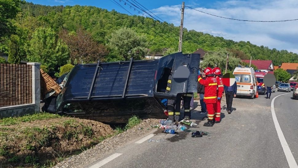 Accident într-o localitate din Neamț. O mașină cu 6 copii la bord s-a răsturnat pe șosea. O fetiță de 12 ani a ajuns la spital