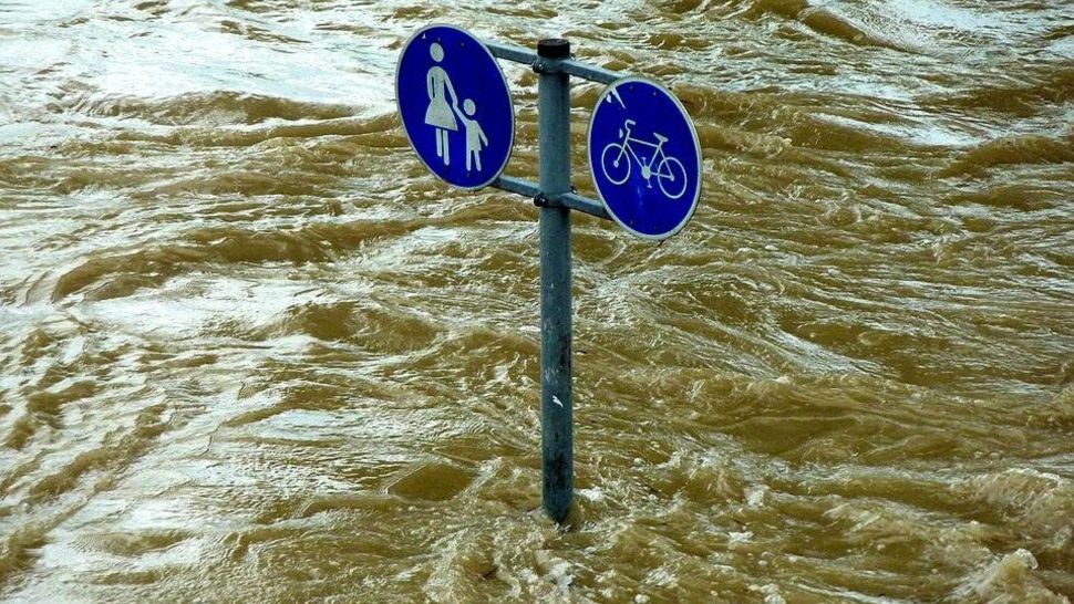 România este sub ape! Resticții de circulație pe mai multe drumuri importante din țară, din cauza ploilor abundente