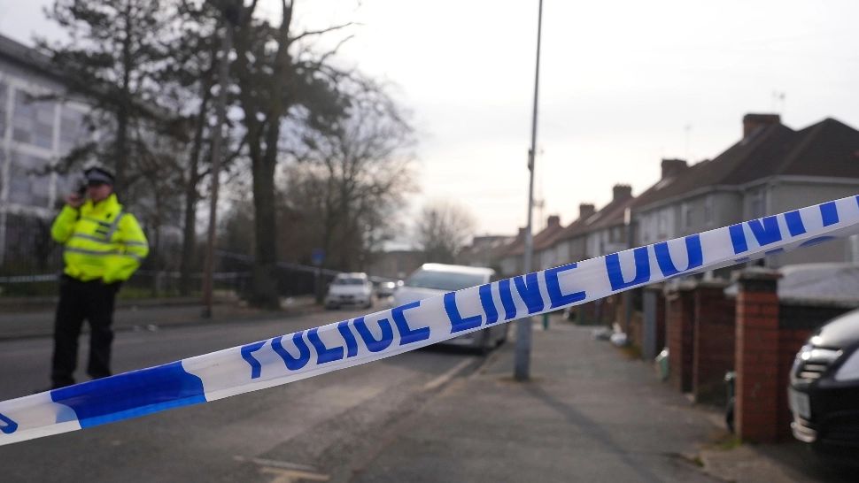 Atac armat în Londra. Cinci persoane au fost înjunghiate la o petrecere. Atacatorul este încă în libertate 