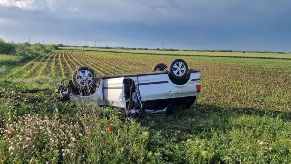 Intervenție de urgență în județul Timiș: patru polițiști de frontieră au salvat un șofer răsturnat cu mașina pe un câmp