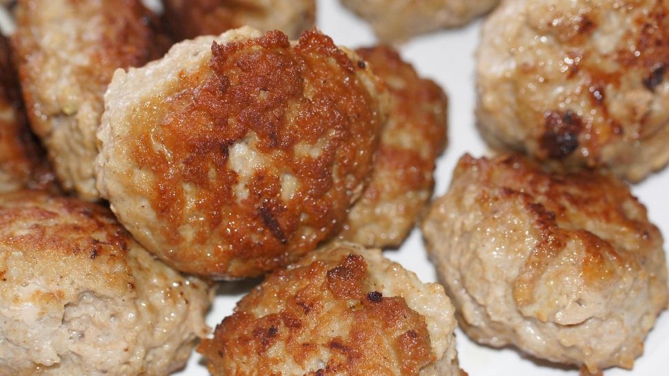 Trucul bucătarilor pentru chiftele crocante: combinația simplă care face diferența în orice bucătărie. Prin ce trebuie să le dai înainte de prăjire