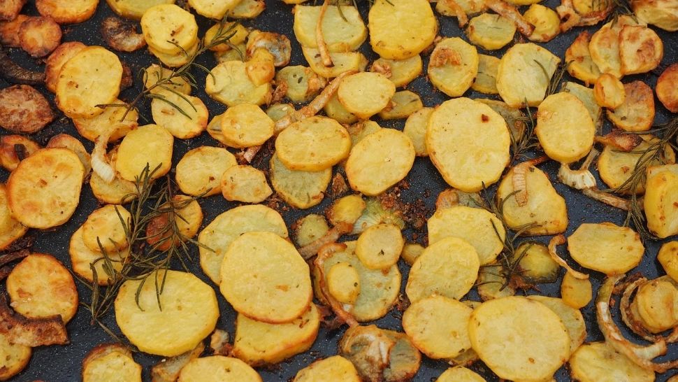 Cum să faci cei mai buni cartofi la cuptor: crocanți, aurii și fără să se lipească de tavă