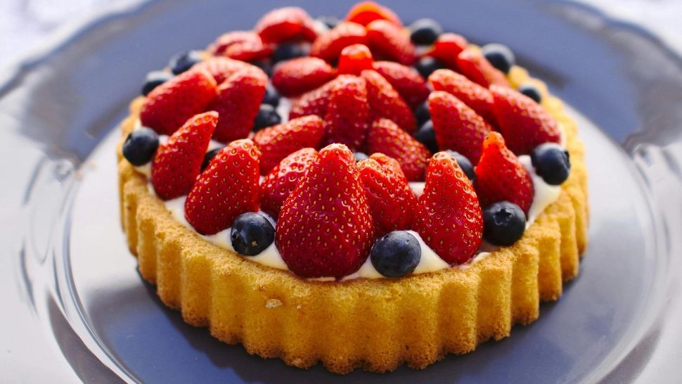 Prăjitură pufoasă cu căpșuni. Un deliciu de sezon, care se prepară rapid