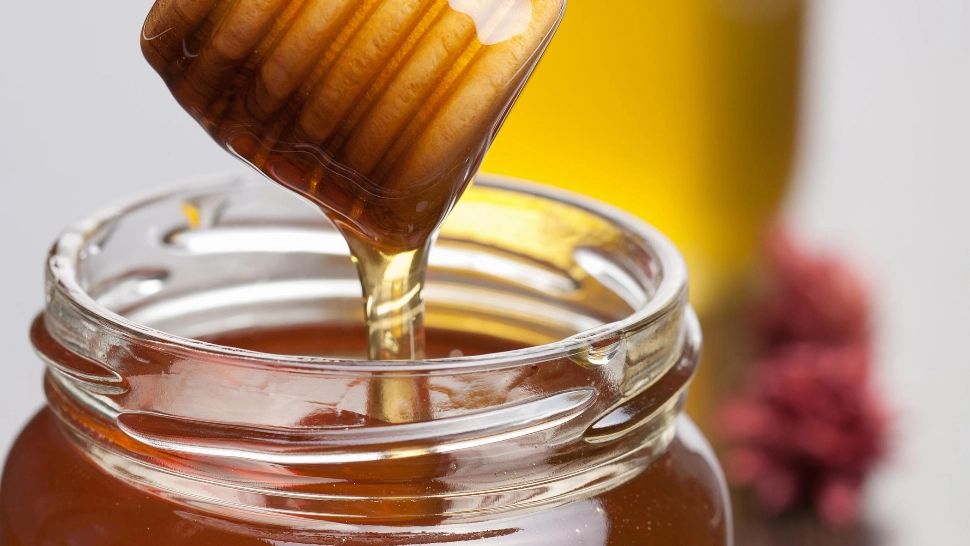5 trucuri pentru a recunoaște mierea autentică de cea contrafăcută. Vei știi dacă cea care ajunge pe rafturi conține glucoză, zahăr, apă sau chiar... cretă!