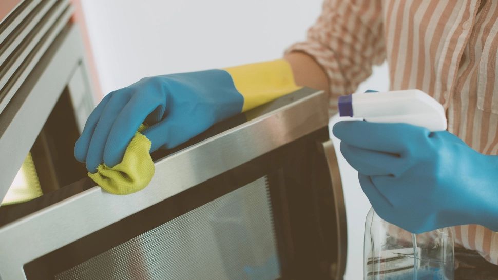 Cum să cureți cuptorul cu microunde cu 3 soluții naturale, pregătite în casă. Gospodinele trebuie să știe asta!