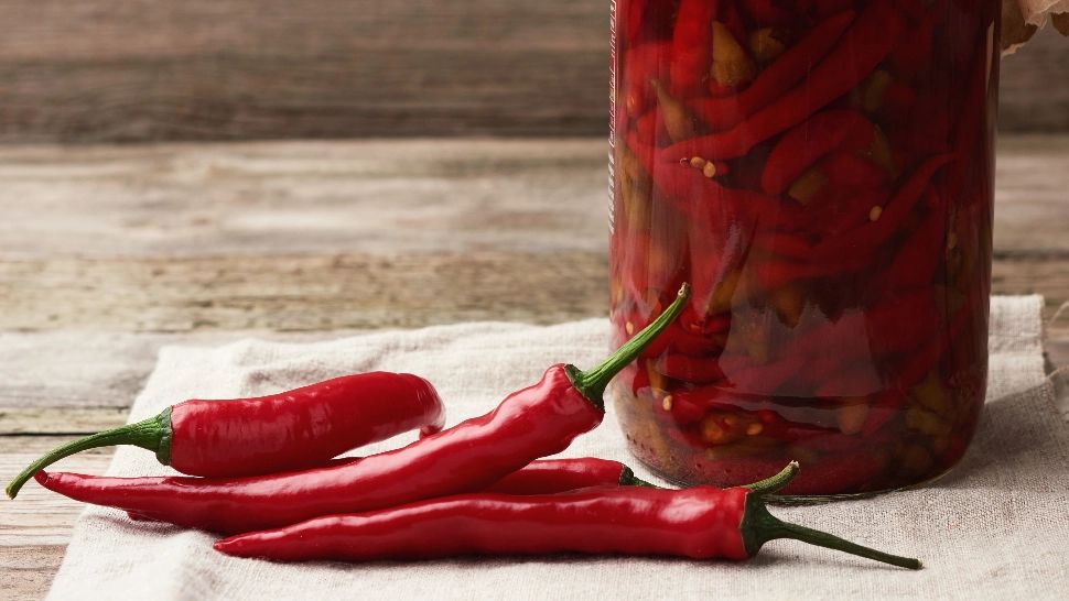 Cea mai delicioasă rețetă de ardei iute murat. Se prepară în luna iunie și se țin proaspeți în borcan toată vara 