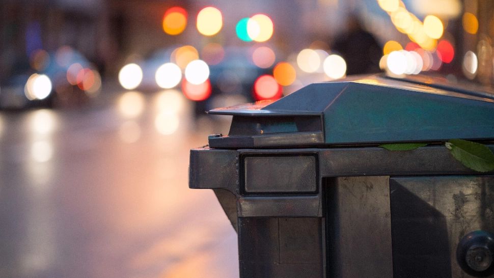 De ce nu este bine să duci gunoiul noaptea? Principalele superstiții de care se tem românii