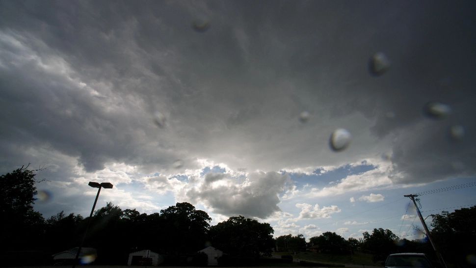 Vremea 6 mai. Ploi și temperaturi în scădere în  toată țara. La ce maxime să ne așteptăm astăzi