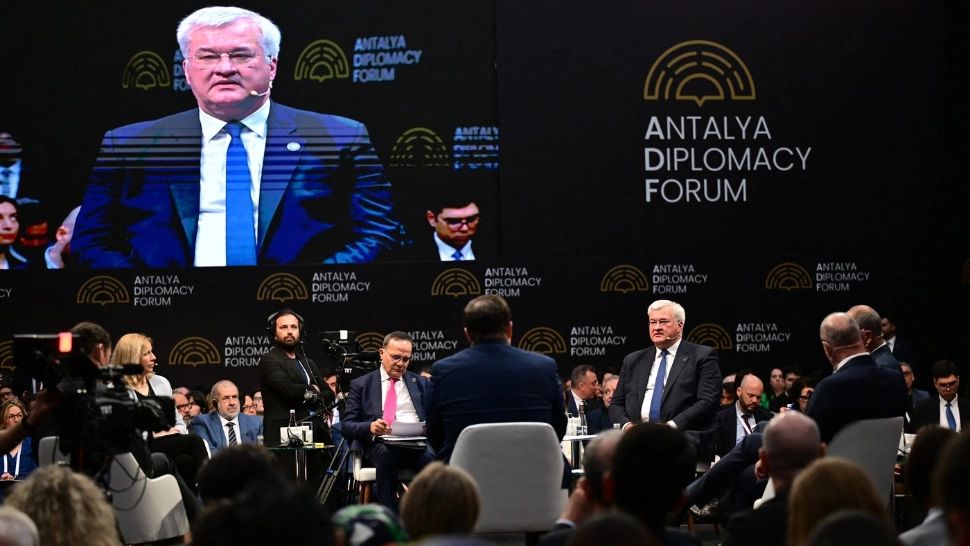 Sub frica amenințărilor lui Trump, miniștrii de externe din NATO discută în Antalya despre creșterea cheltuielilor militare