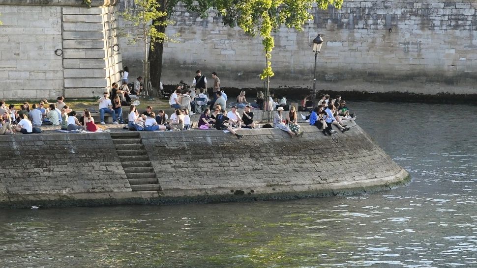 Ștrand gratis în mijlocul orașului. O mare capitală europeană dă liber la scăldat în râul care o străbate