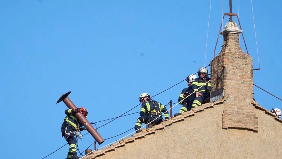 Au început pregătirile pentru Conclavul de la Vatican. S-a montat HORNUL care va anunța lumii alegerea unui nou Papă