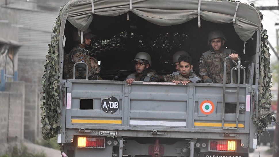 Pakistanul a atacat Afganistanul. Capitala Kabul  e bombardata: liderul regimului taliban ar fi fost ucis 