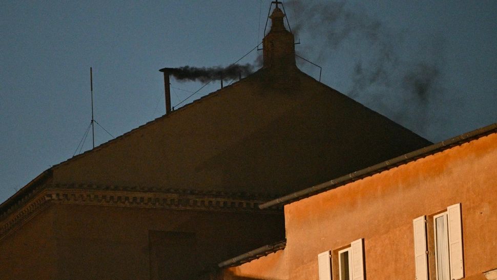 VIDEO. Momentul în care fum negru a ieșit pe coșul Capelei Sixtine. Mulțimea a izbucnit în urale de dezamăgire