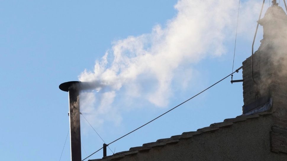 Video Live. S-a ales un nou Papă! Fum alb a ieșit pe coșul Capelei Sixtine. Mulțimea a izbucnit în urale de fericire