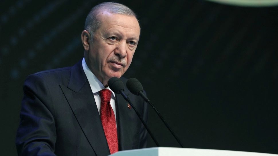 Erdogan se declară pregătit să găzduiască negocieri de pace. „Sultanul” a avut discuții telefonice cu Macron și Putin ca să îi convingă