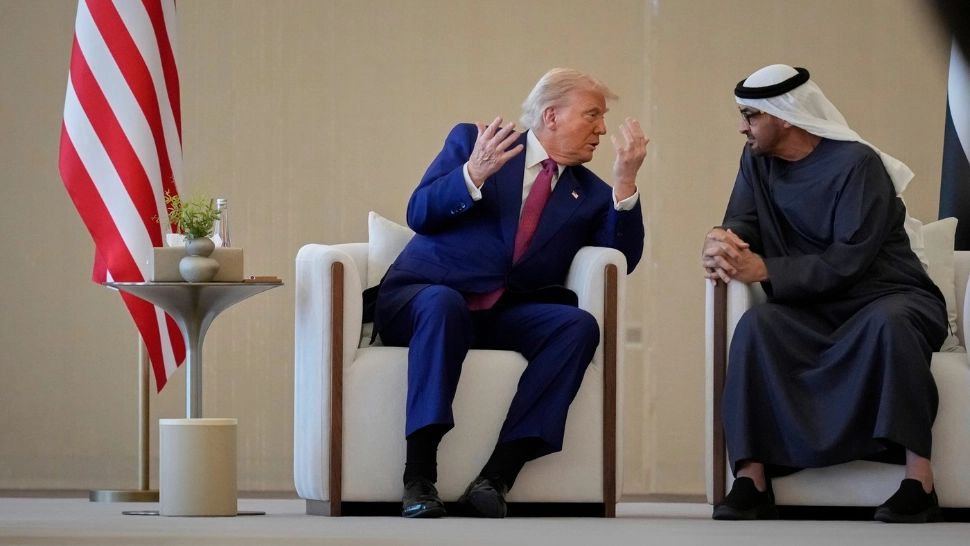 Gafă diplomatică făcută de Trump în timpul unei primiri regale fastuoase în Arabia Saudită. Internauții au sărit în apărarea președintelui SUA