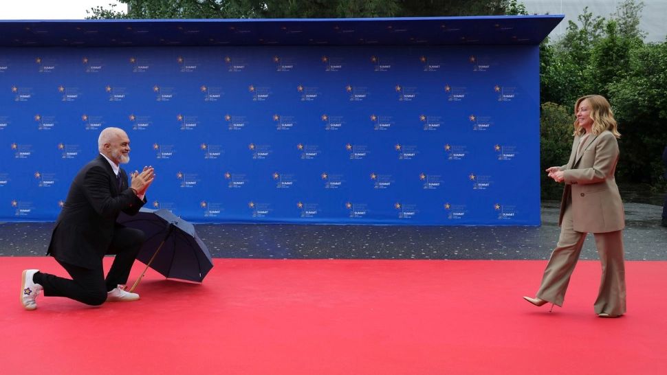 Edi Rama, premierul Albaniei, s-a pus în genunchi în fața Giorgiei Meloni. Keir Starmer nu a beneficiat de același gest din partea oficialului albanez