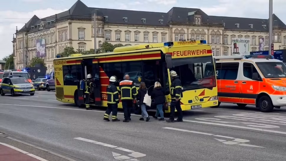 Doisprezece răniți în urma unui atac cu cuțitul în gara din Hamburg. Scene înspăimântătoare, poliția a izolat zona - FOTO