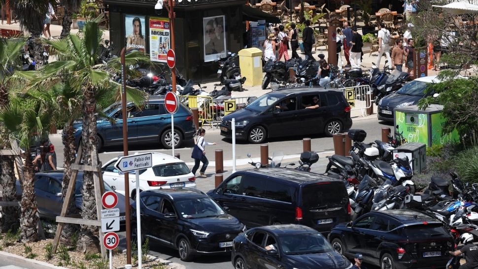 Sabotaj în inima luxului francez. Un stâlp de înaltă tensiune care alimentează orașul Cannes a fost secționat intenționat și a lăsat întreaga regiune fără curent