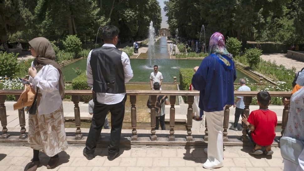 Scandal în Iran pe Legea Hijabului. Extremiștii se tem de o "invazie culturală occidentală"