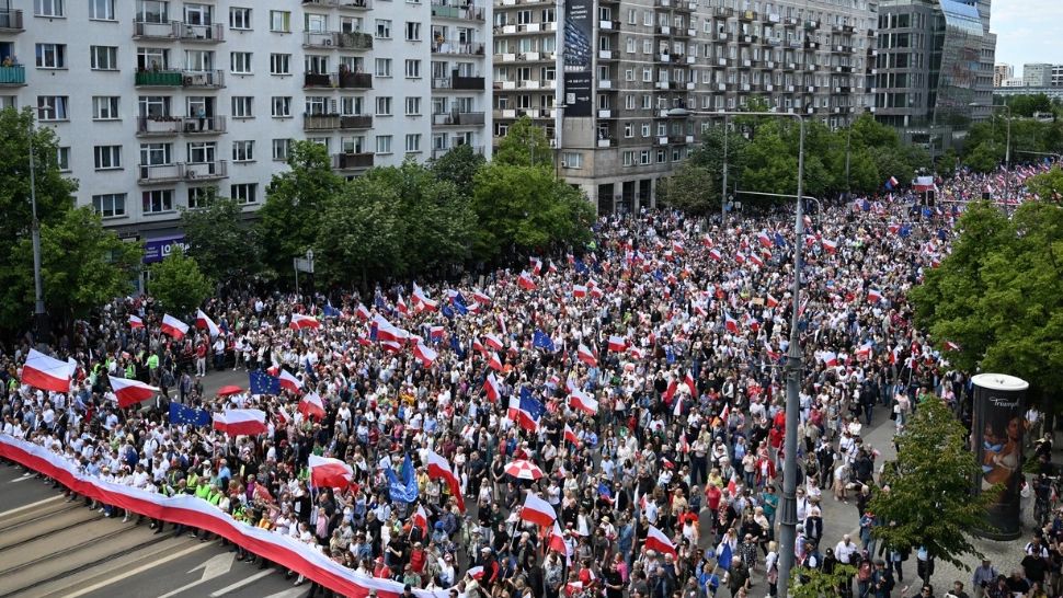 Zeci de mii de persoane, în stradă, la Varșovia. Mitingurile electorale ale celor două tabere rivale au zguduit capitala Poloniei