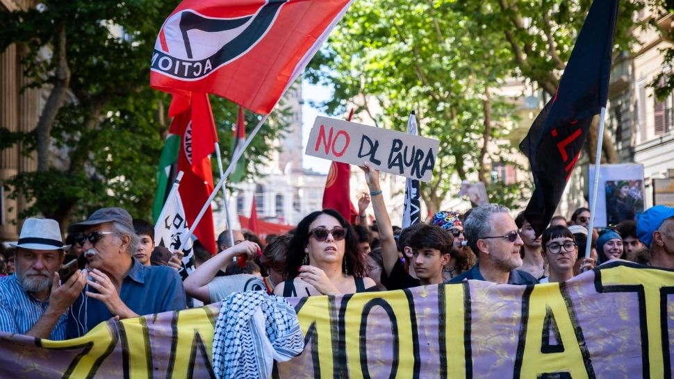 Protest masiv la Roma împotriva noii legi a guvernului Meloni