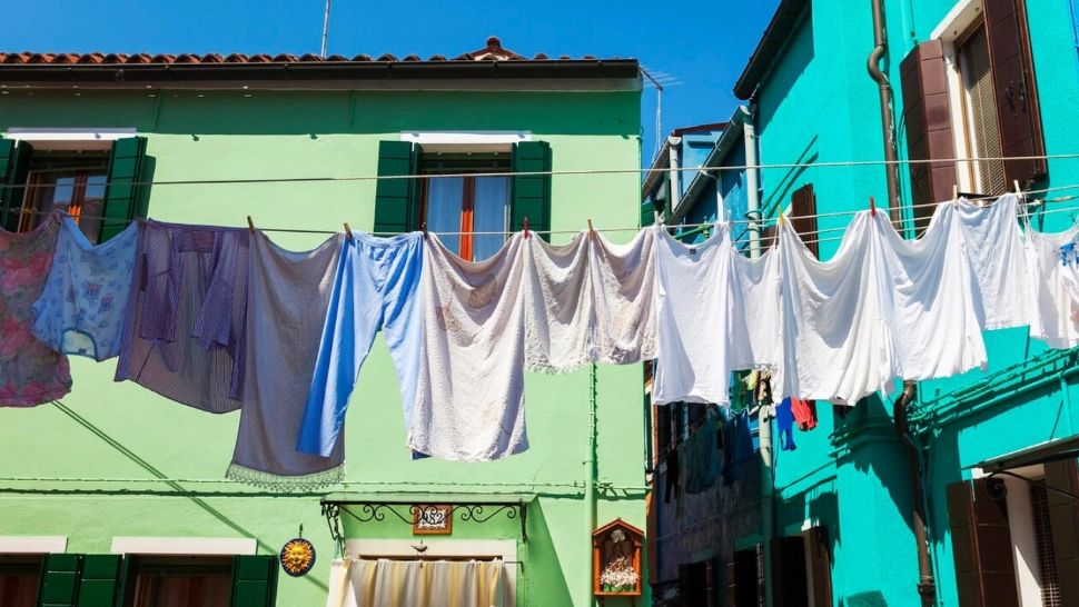 Orașul mare din România care a interzis uscarea rufelor pe fațada blocurilor. Cei care nu respectă regula plătesc amenzi usturătoare