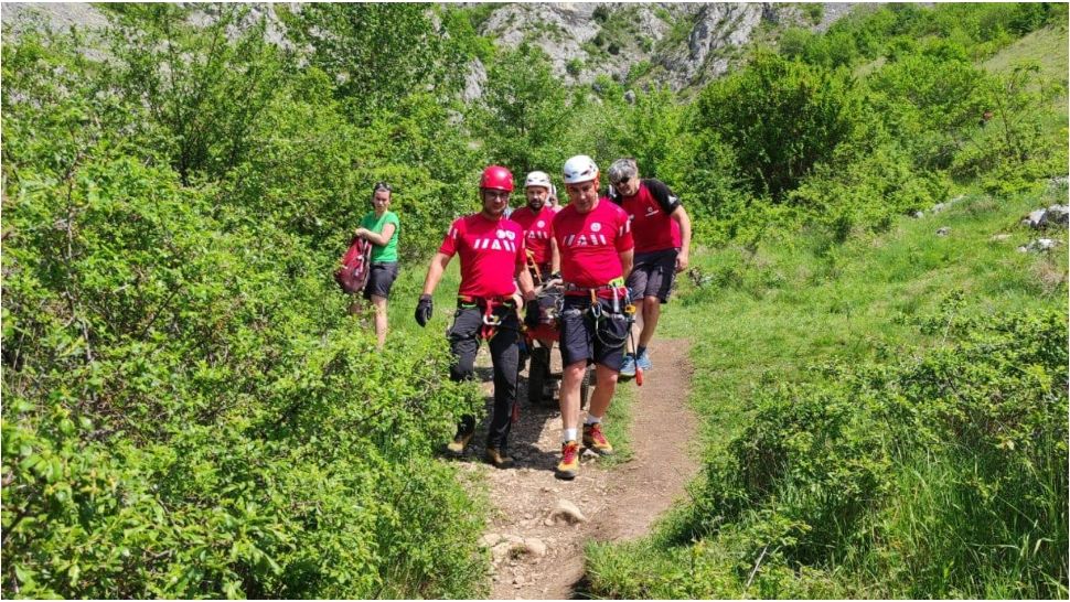 Salvamontiștii din Alba intervin pentru recuperarea a trei turiști maghiari. Aceștia sunt blocați în zona Vârfului Piatra Secuiului